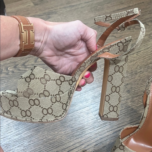 Elegant Beige Platform Sandals size 8 - Picture 4 of 5